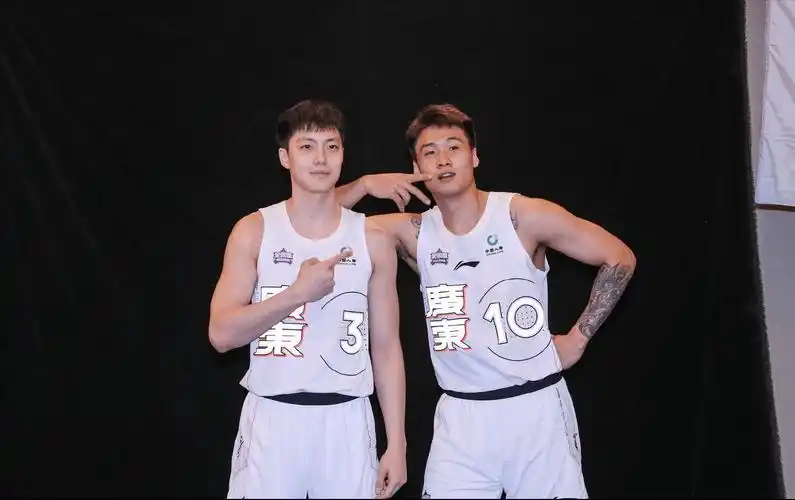 这两兄弟真会玩赵睿胡明轩学网红玩街拍刻意拉长腿遭球迷吐槽