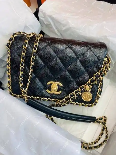 四,购买渠道与价格购买香奈儿包包时,选择正规渠道是非常重要的.