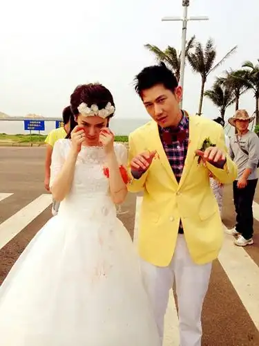 何明翰戚薇剧组搞怪二人组戏内谈情戏外耍宝