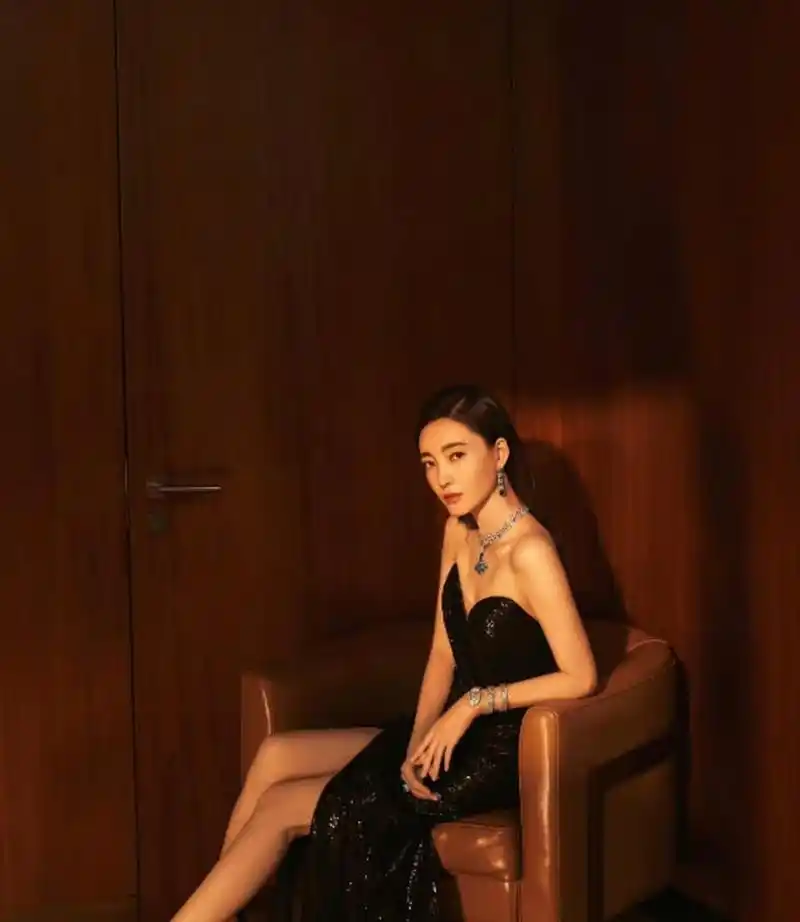 王丽坤开叉连衣裙美腿玉足,让人移不开眼睛!  !  ![坏笑]