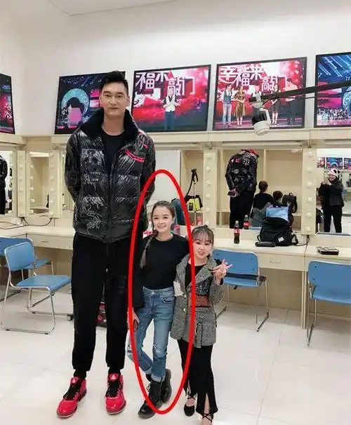 还记得"最美袖珍女孩"的小甜甜吗?因太美被高富帅相中,现状如何?