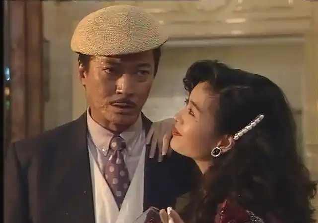 黄日华不愧是电视王,亚视无线都吃得开,一部《银狐》横扫港剧圈