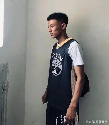 来自内蒙古的00后体育生小帅哥,小腹肌已经能品出男人味啦!