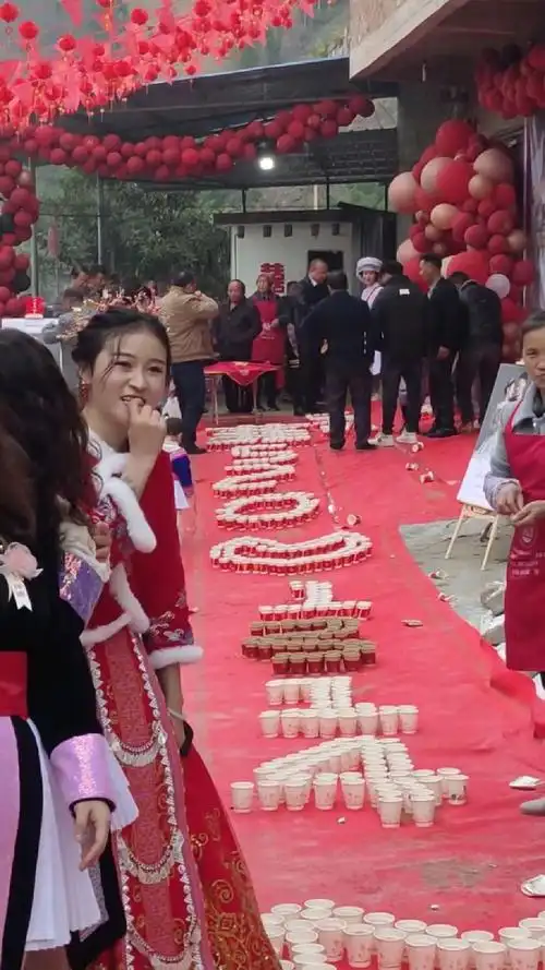 这么多拦门酒把我们接亲队伍都吓着了.