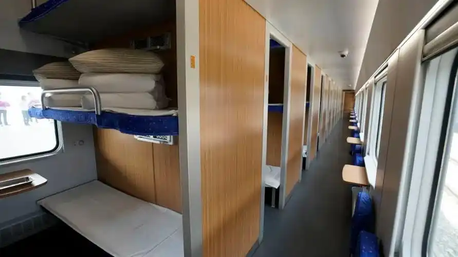 二等座适用于所有普速电气化铁路该动车组最高时速160公里cr200j型