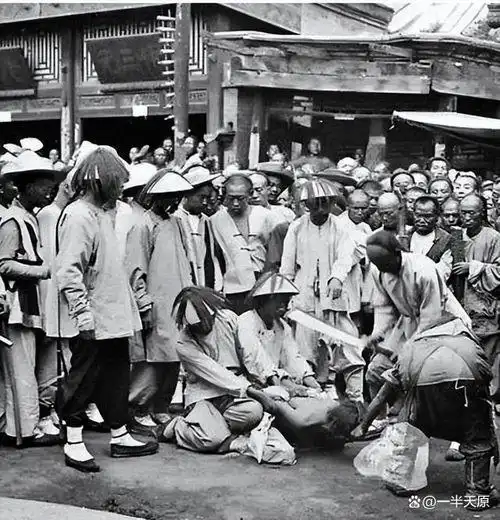 当八国联军入侵,北京沦陷,签署《辛丑条约》,晚清政府丧失主权,而其中