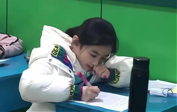 山东高颜值小学生火了五官精致且皮肤白皙哥哥还是自己的老师