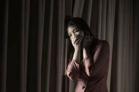 她在床上绝望地哭泣,晚上醒着,饱受抑郁危机和失眠,感到痛苦和心碎go