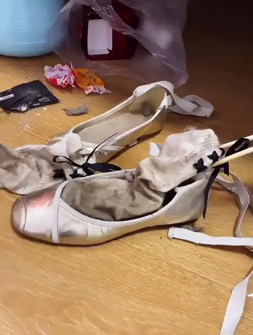 寝室大扫除,从床底扫出一双室友的臭袜子,味道简直了!