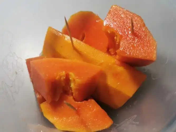 研友晚安睡前收到了好朋友切的木瓜