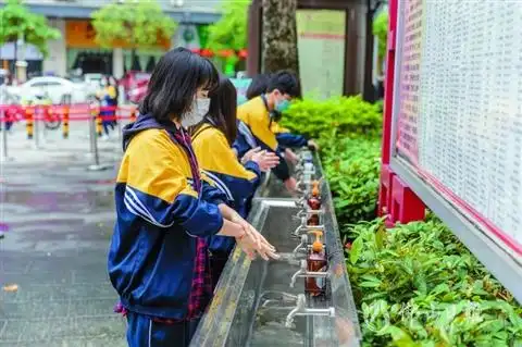 昨日,南海区桂城中学,学生进校前先进行洗手消毒,然后方可进入校园.