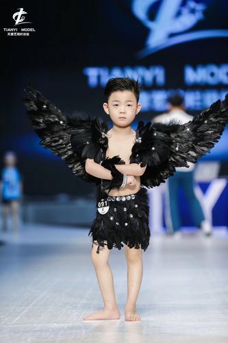 维密男童泳装走秀大气创意羽毛男孩子少儿模特泳衣裤