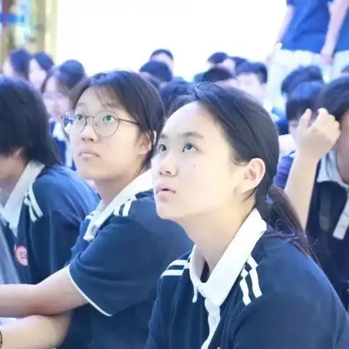 珠海市文园中学学子走进航宇微参观研学