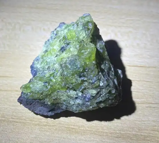 已结缘橄榄石原石