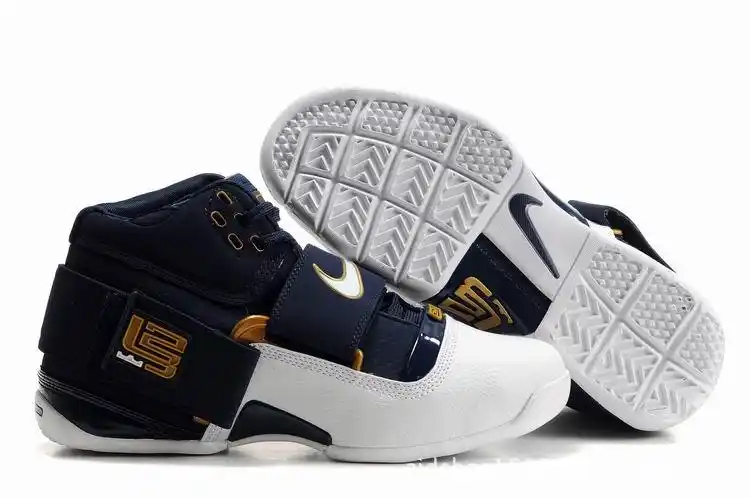2012秋冬款 耐克 詹姆斯篮球鞋nike 战靴 士兵1代一代男鞋 运动鞋