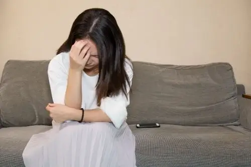 照片素材(图片): 女雇员担心抱著头