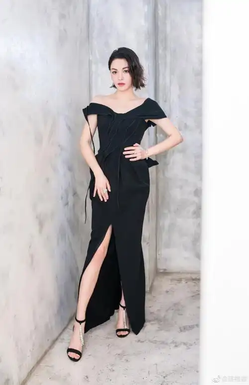 张榕容身穿流线黑色长裙长腿吸睛