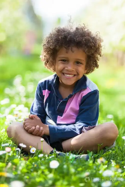 可爱的非洲裔美国小男孩玩户外-黑色的人