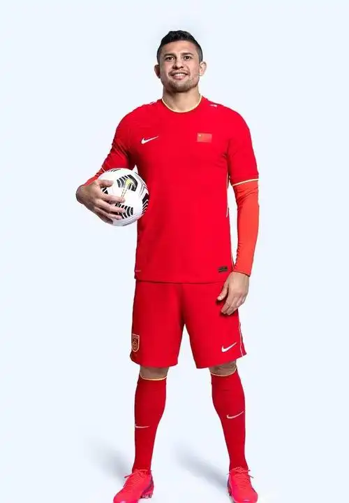 明天开打,cctv5直播!中国男足新款球衣出炉,23名国脚整装待发