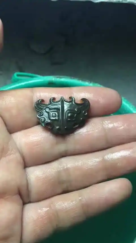 和田乌鸦皮黄沁籽料饕餮虎面女士手牌,做个一个下午