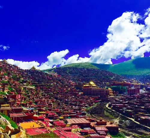 明佛学院):坐落在四川省甘孜藏族自治州色达县境县城东南方约20公里处