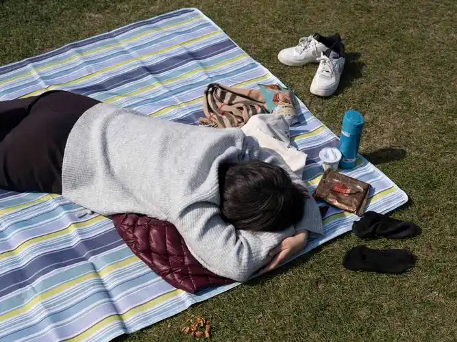 2022年2月27日,上海中山公园,市民在公园在晒太阳.澎湃视觉 许海峰 图