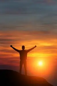 对海站在山顶上,望著远方的人照片