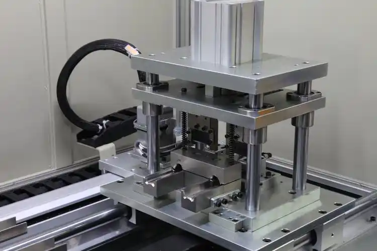 汽车胶条冲切模具