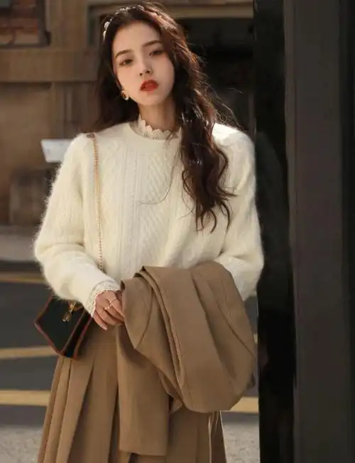 这也是最好搭配的款式,下图的白色针织衫就让整个人看上去温柔了不少