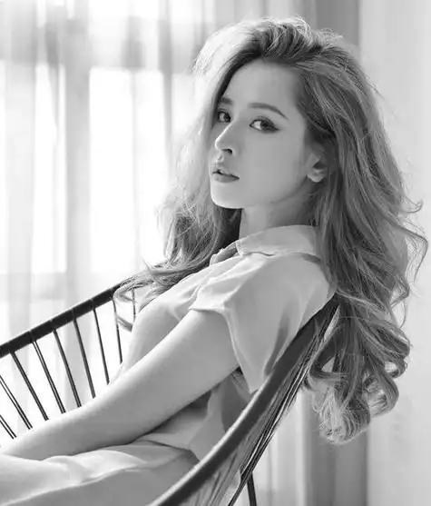 英超女神手机锁屏玩转智能科技尽显风采