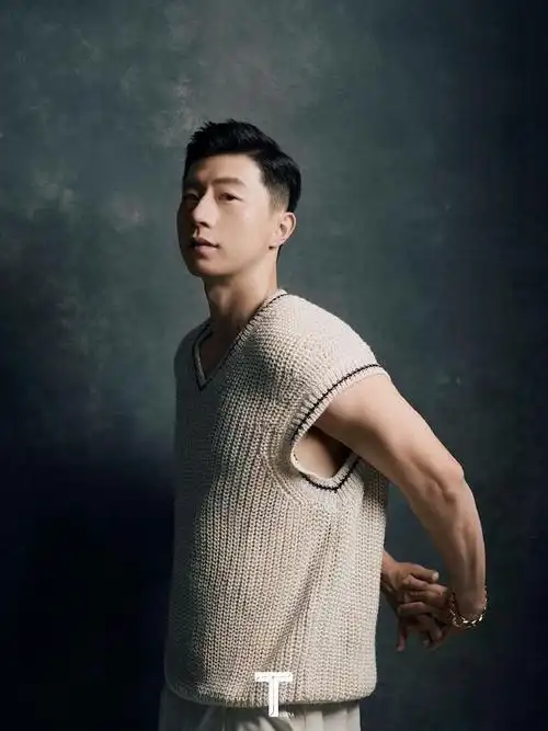 34岁马龙登时尚杂志,儒雅帅气贵公子,手臂肌肉绝了,实至名归!