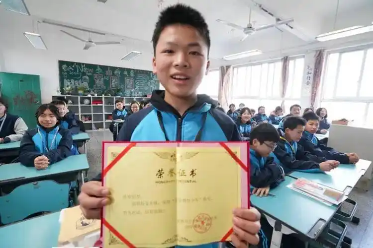 几位民警特意来到陆埠镇中学找到陈欢同学!他的好事现在大家都知道了