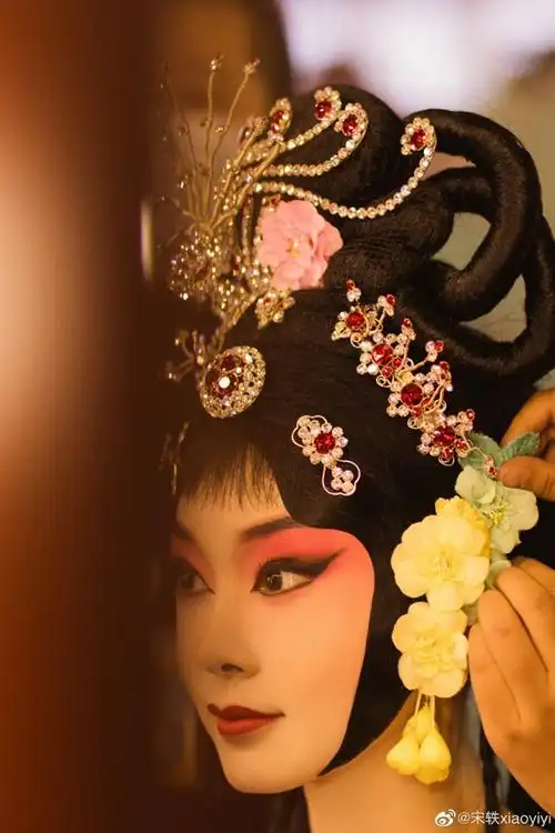 近日,宋轶微博分享最新vlog,挑战中国传统戏曲文化京剧花旦造型,跟着
