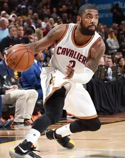 第一名:欧文一个中锋不依靠身体,只依靠技术也能统治全联盟,约基奇