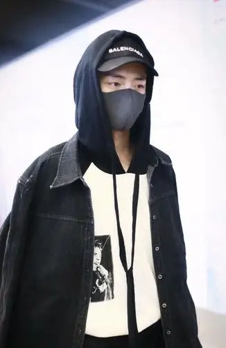 小哥哥肖战出山亮线机场,帽子口罩全副武装,许是为电影《诛仙》造型