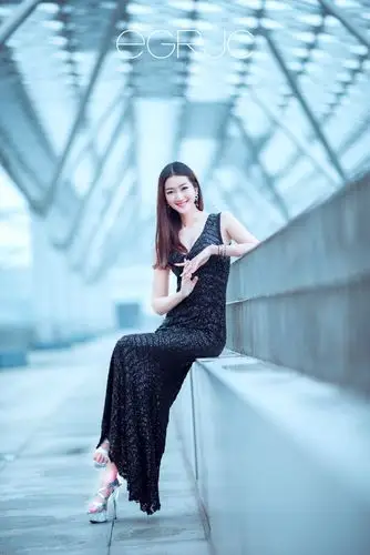 重庆美女车模性感黑色礼服长腿写真图片