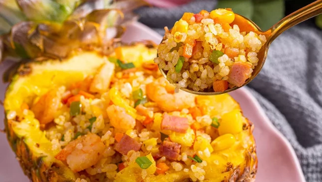 家常菠萝炒饭加上这样辅料味道更香孩子的最爱