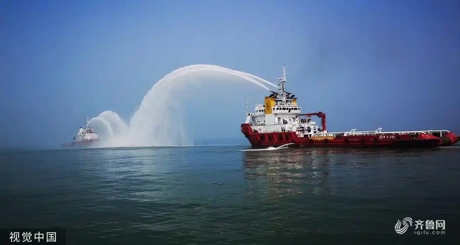 胜利油田海洋石油船舶中心在渤海近海海域组织实施"海上消防"演练