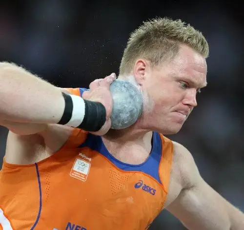 图文男子铅球决赛赛况荷兰选手亚当全力一掷