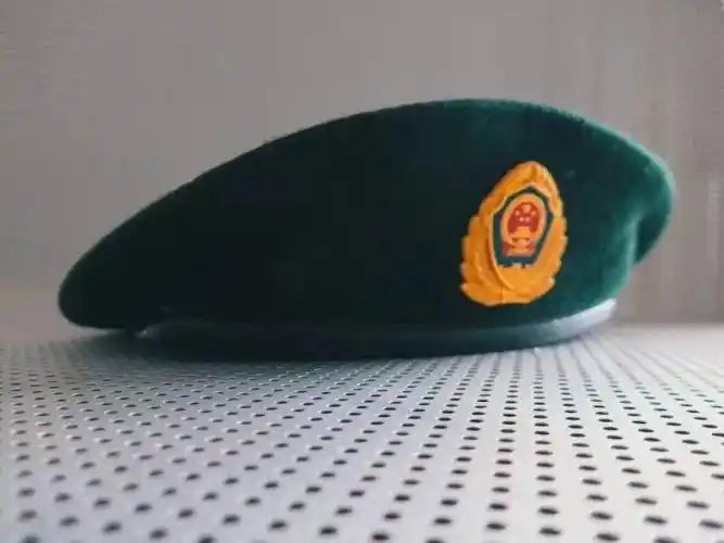 p>2017年5月1日起,武警官兵着夏常服时,通常戴贝雷帽.