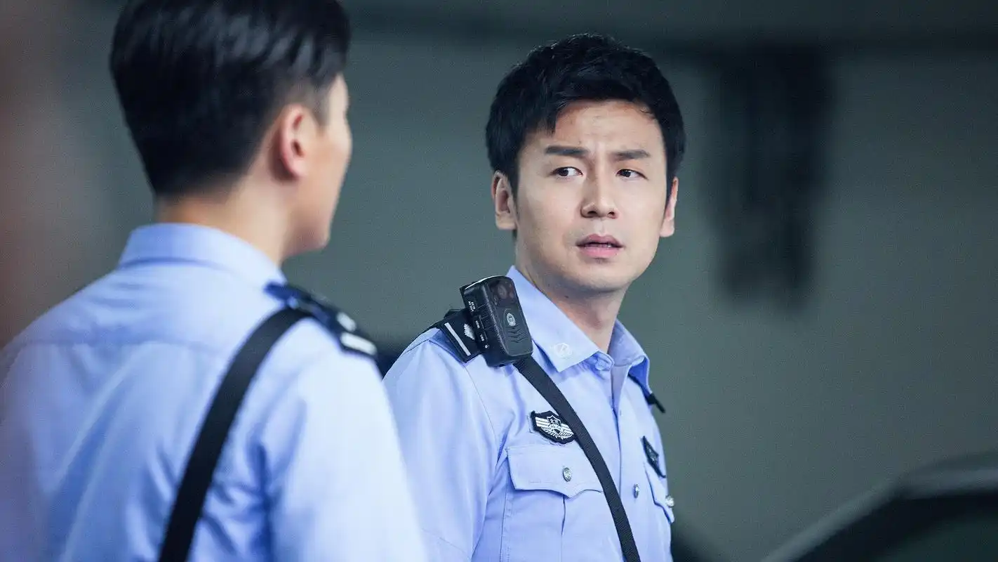 由刘新执导,雷佳音,邓家佳领衔主演的都市情感喜剧《我不是精英》宣布