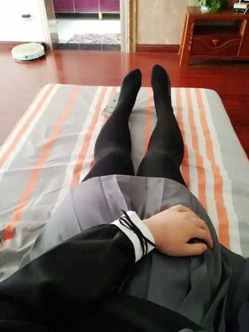 女生还记得自己第一次穿丝袜是啥感觉吗?