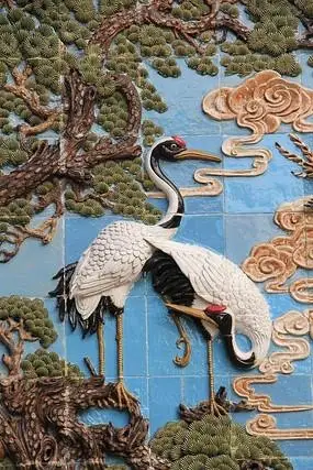 松树上的两个仙鹤