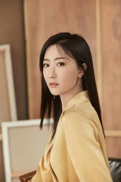 白瑶饰演郑渊洁笔下童话大王的徐老师