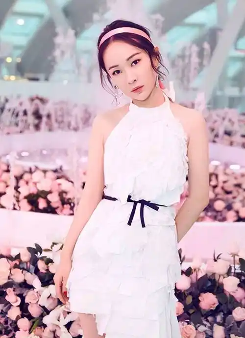 霍思燕都被杜江宠成小女孩,穿吊带裙 高跟鞋亮相,不像80年的人