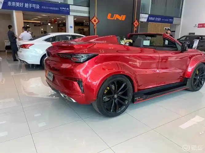 靓车长安uni-t敞篷车看手机直播的时候突然间看到一个红色的敞篷车