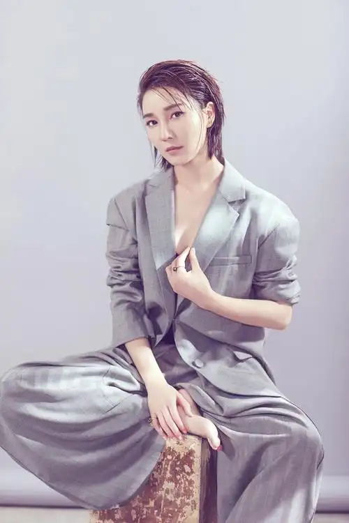 演员蓉卓全新写真御姐范十足率性优雅湿发迷人