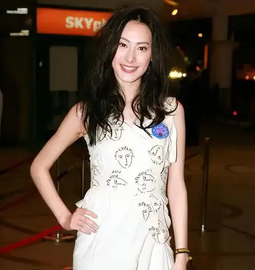 然而不就之后,梁洛施又传出了怀孕的消息,得到消息的李泽楷喜出望外