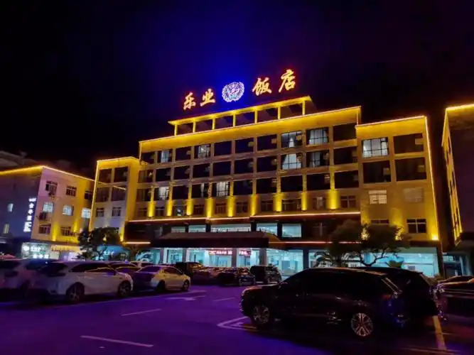 乐业饭店位于乐业县城中心,周围交通也比较方便,白天游玩景点,晚上逛