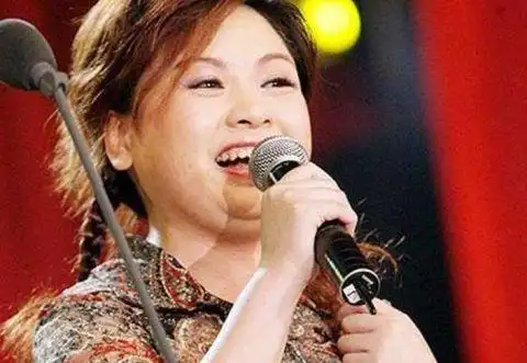 她上春晚一唱成名 刚走红就销声匿迹 再现时胖得让人认不出来了